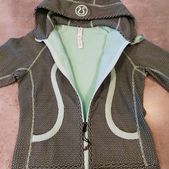 Lululemon Scuba Womens 4 Hoodie. Mint Green & Black Full Zip Sweater, thumb hole - Picture 5 of 14